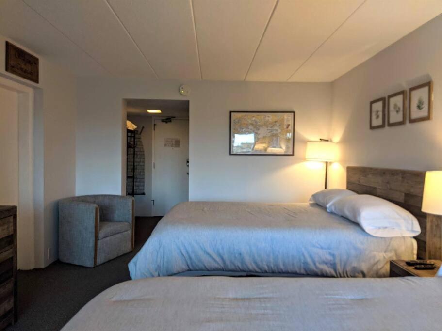 Cute Lower Level Cedar Lodge Room With Balcony & Lake Views! Laconia Exteriör bild