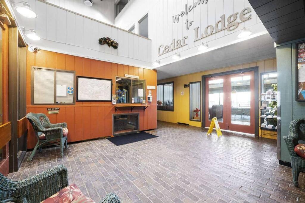 Cute Lower Level Cedar Lodge Room With Balcony & Lake Views! Laconia Exteriör bild