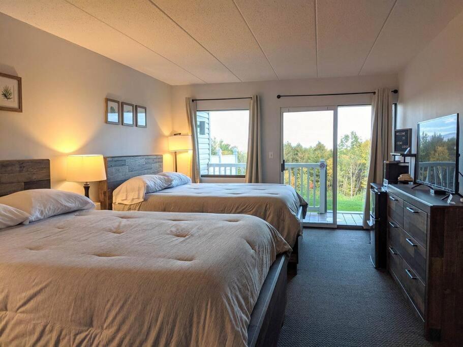 Cute Lower Level Cedar Lodge Room With Balcony & Lake Views! Laconia Exteriör bild